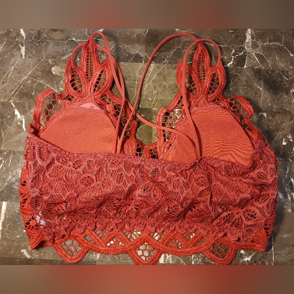 Elegant Lace Bralette in Red - Picture 2 of 9